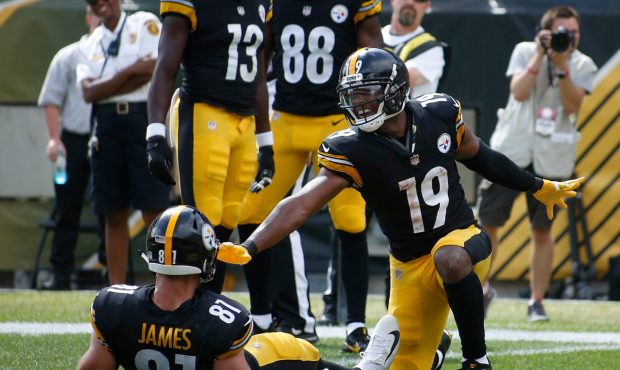 PITTSBURGH, PA - SEPTEMBER 16: JuJu Smith-Schuster #19 of the Pittsburgh Steelers celebrates with J...