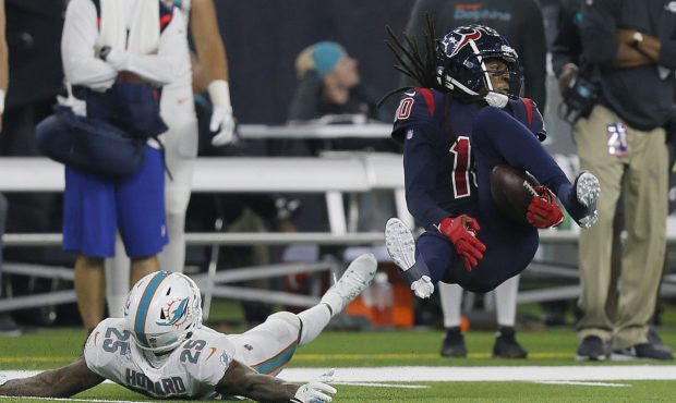 HOUSTON, TX - OCTOBER 25:  DeAndre Hopkins #10 of the Houston Texans makes a one handed catch over ...