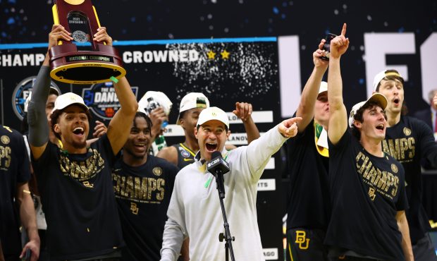 INDIANAPOLIS, INDIANA - APRIL 05: Head coach Scott Drew and the Baylor Bears celebrate their win ag...