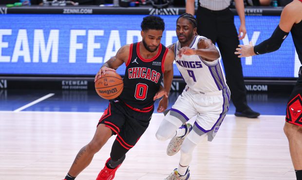 CHICAGO, IL - FEBRUARY 16: Sacramento Kings Guard Justin Holiday (9) guards Chicago Bulls guard Cob...