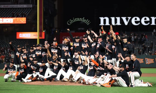 SAN FRANCISCO, CALIFORNIA - SEPTEMBER 13: The San Francisco Giants pose for a team photo on the fie...