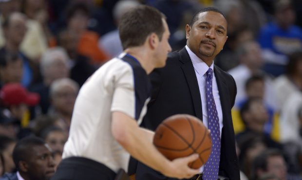 Golden State Warriors head coach Mark Jackson glances at an official while playing against the Sacr...
