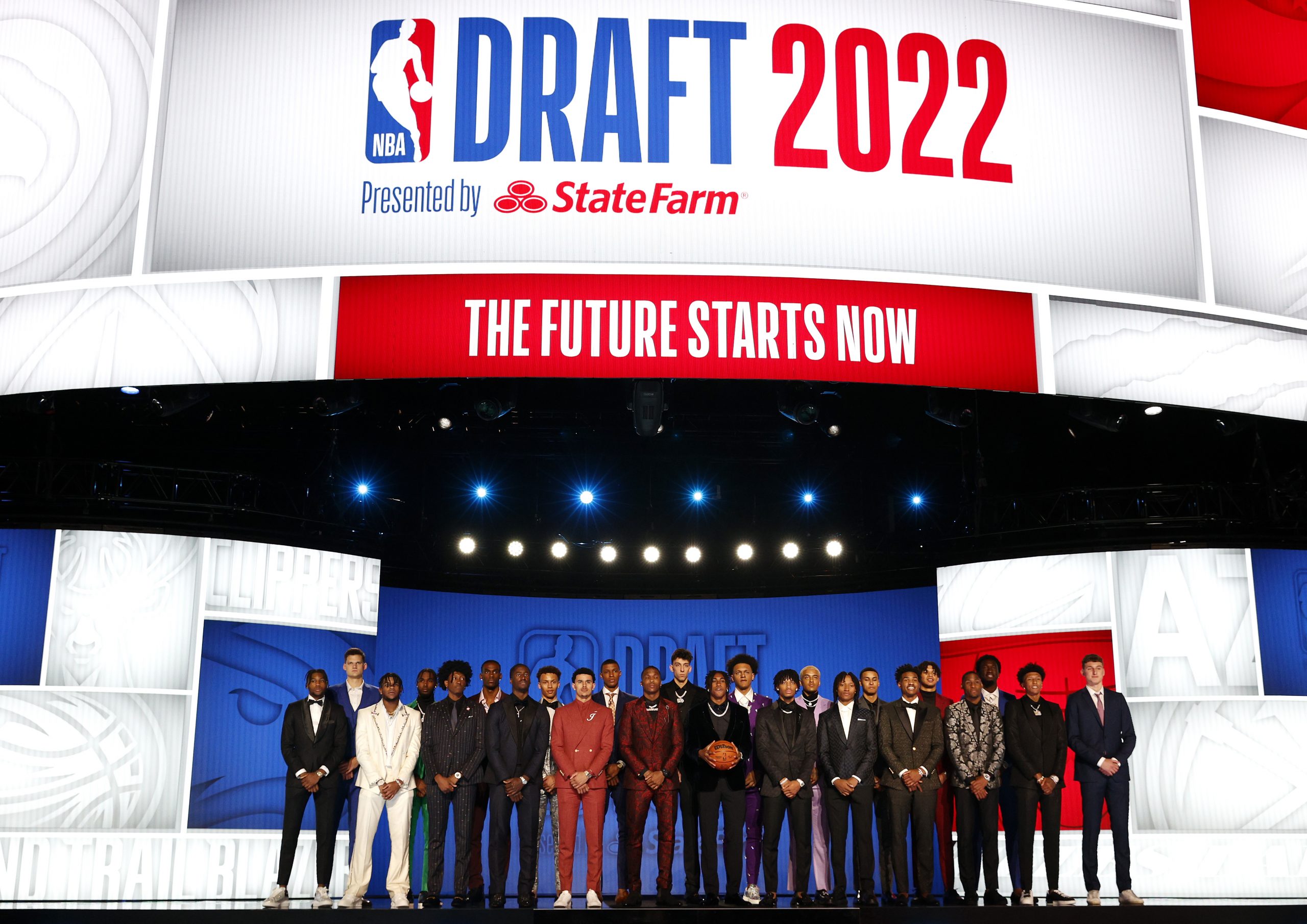 NEW YORK, NEW YORK - JUNE 23: Members of the 2022 draft class pose for photos during the 2022 NBA D...