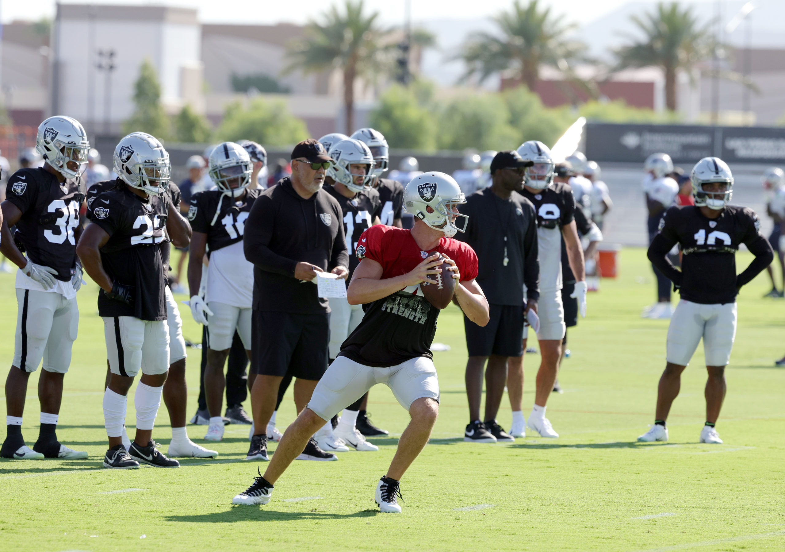 Quarterback Derek Carr #4 of the Las Vegas Raiders throws during a joint practice with the New Engl...