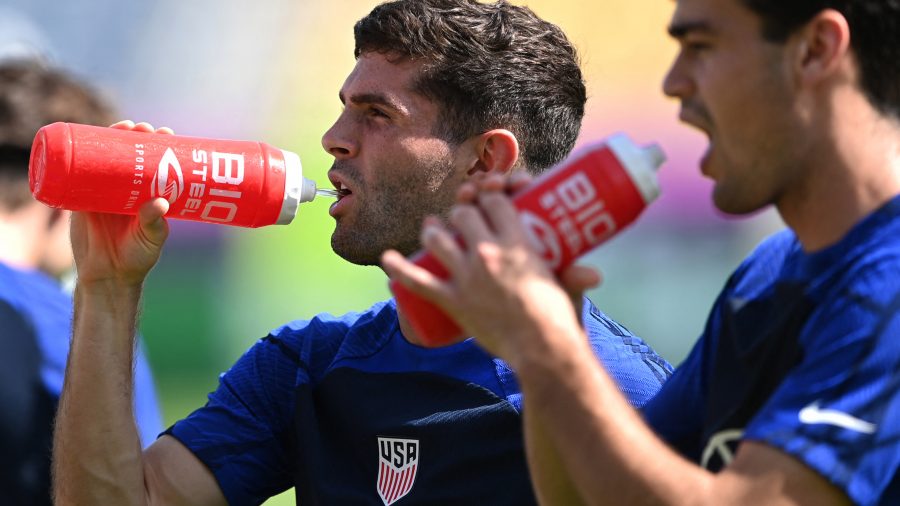 USA's midfielder Christian Pulisic (L) takes part in a training session at the team's training camp in Doha on November 16, 2022, ahead of the Qatar 2022 World Cup football tournament.