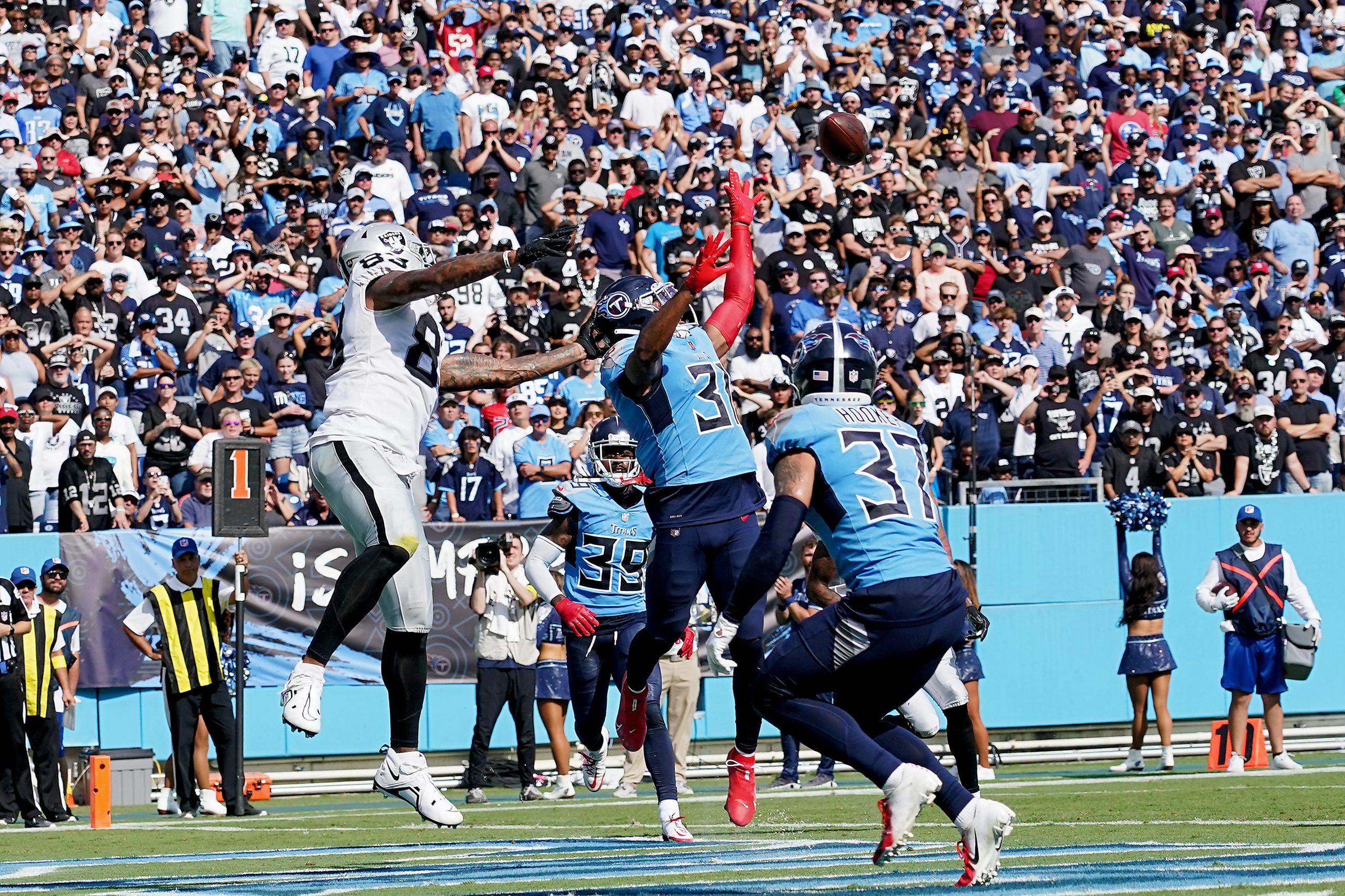 Safety Kevin Byard #31 of the Tennessee Titans breaks up a pass to tight end Darren Waller #83 of t...
