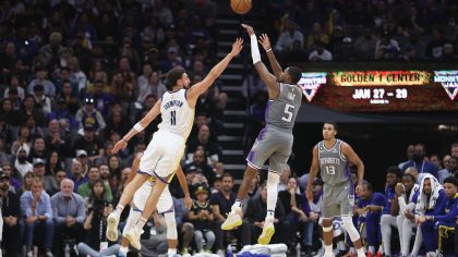 SACRAMENTO, CALIFORNIA - NOVEMBER 13: De'Aaron Fox #5 of the Sacramento Kings shoots the ball over Klay Thompson #11 of the Golden State Warriors in the fourth quarter at Golden 1 Center on November 13, 2022 in Sacramento, California. NOTE TO USER: User expressly acknowledges and agrees that, by downloading and/or using this photograph, User is consenting to the terms and conditions of the Getty Images License Agreement. (Photo by Lachlan Cunningham/Getty Images)