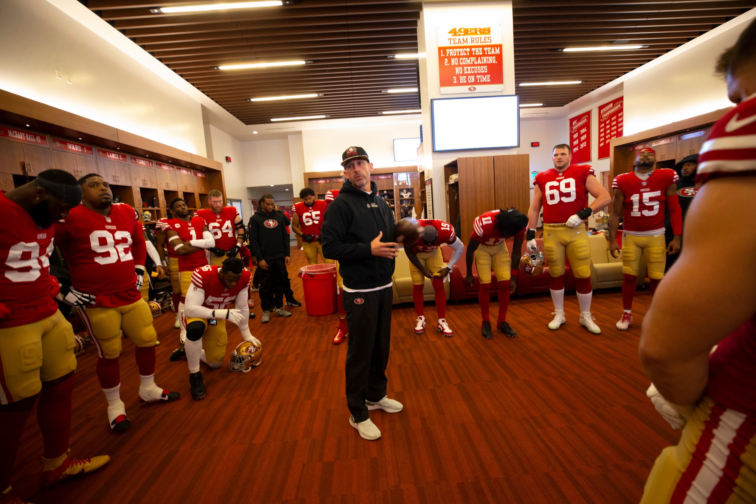 Head Coach Kyle Shanahan of the San Francisco 49ers addresses the team in the locker room before th...