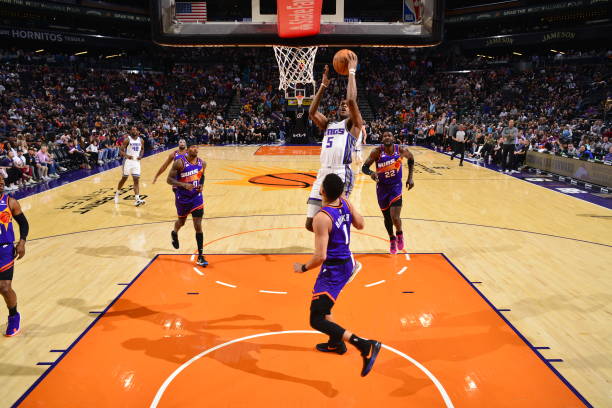 PHOENIX, AZ - MARCH 11: De'Aaron Fox #5 of the Sacramento Kings drives to the basket during the gam...