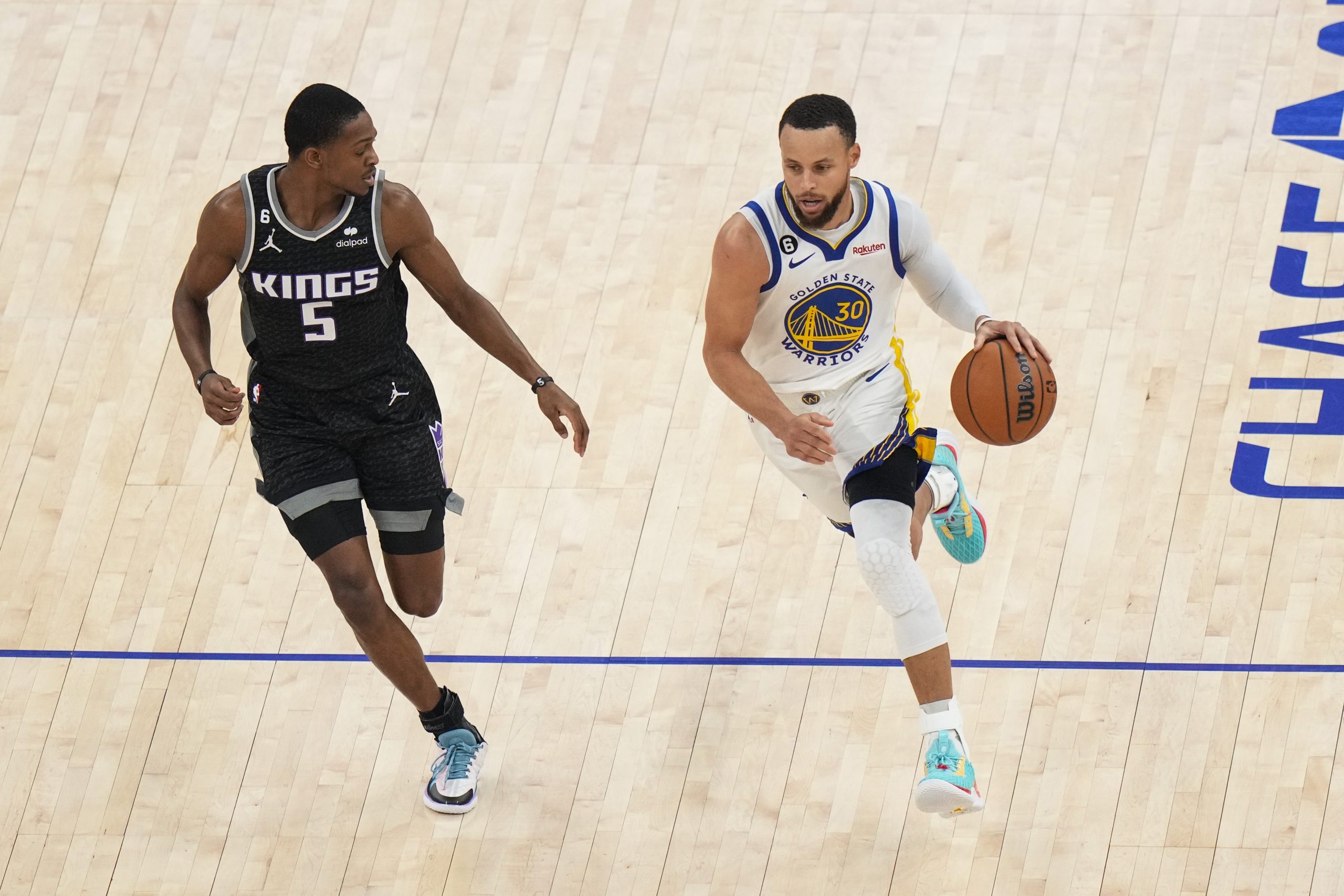 SAN FRANCISCO, CALIFORNIA - APRIL 23: Stephen Curry #30 of the Golden State Warriors dribbles the b...