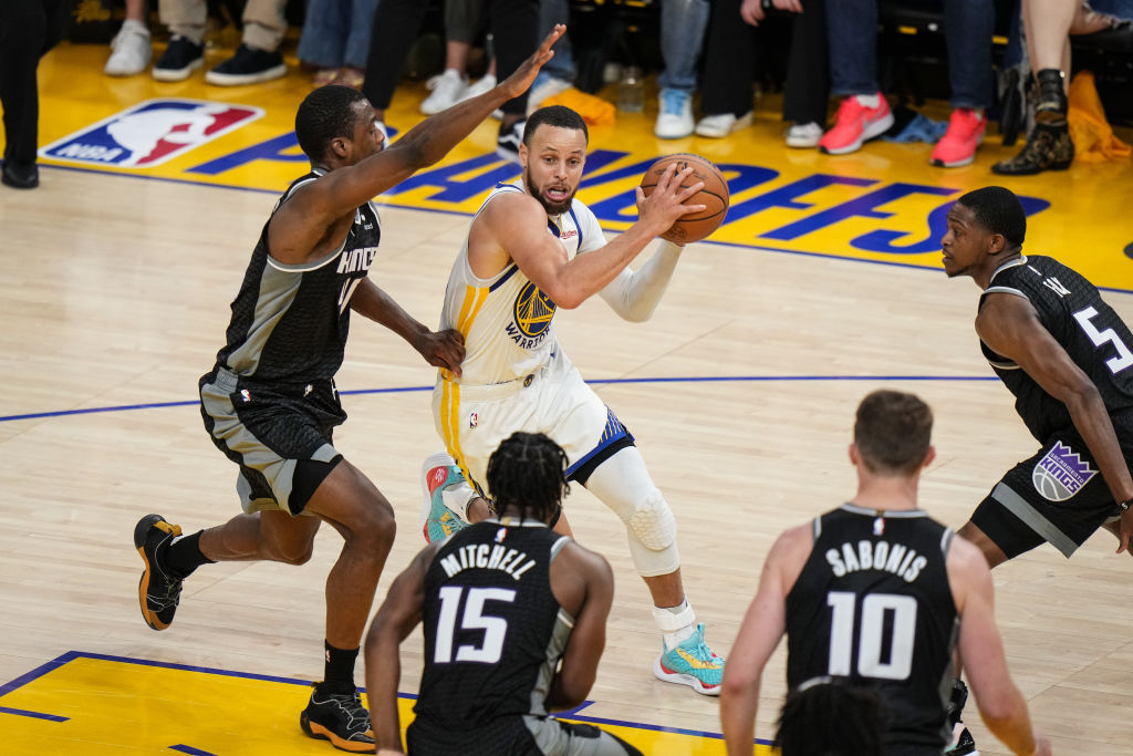 Stephen Curry #30 of the Golden State Warriors drives to the basket against the Sacramento Kings du...