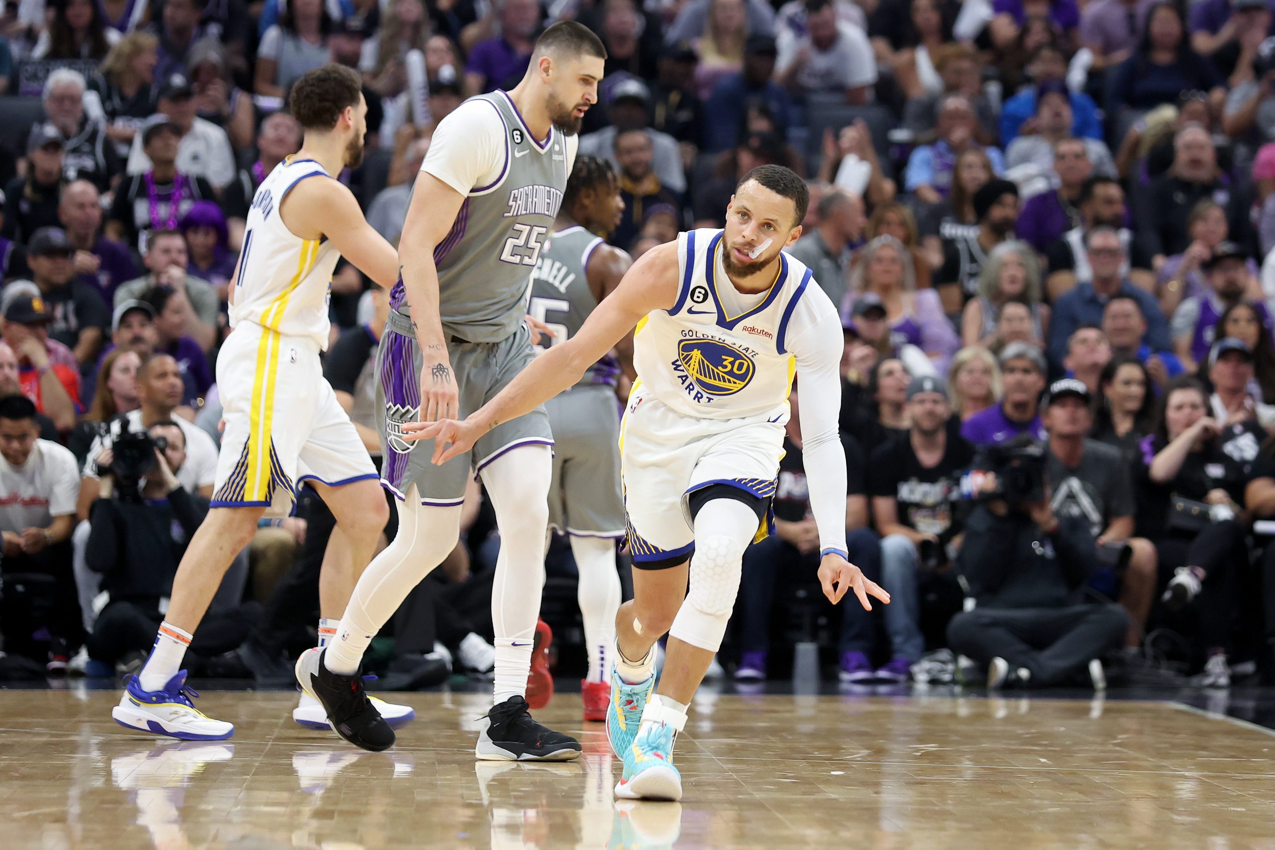 SACRAMENTO, CALIFORNIA - APRIL 26: Stephen Curry #30 of the Golden State Warriors reacts after maki...