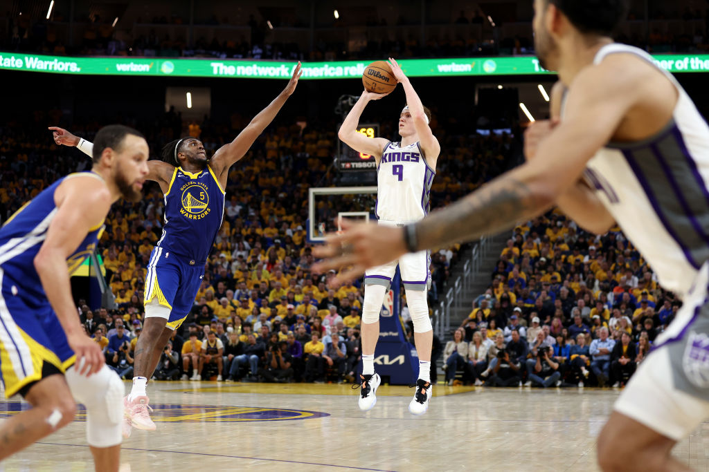 APRIL 28: Kevin Huerter #9 of the Sacramento Kings shoots over Kevon Looney #5 of the Golden State ...