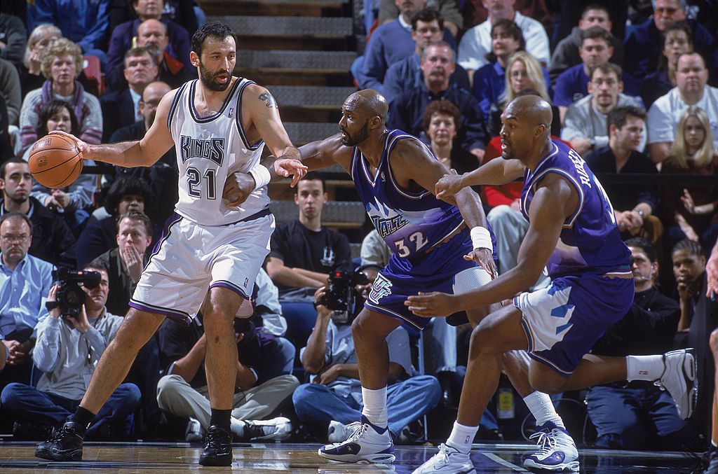 18 Feb 2001: Vlade Divac #21 of the Sacramento Kings dribbles the ball as he is guarded by Karl Mal...