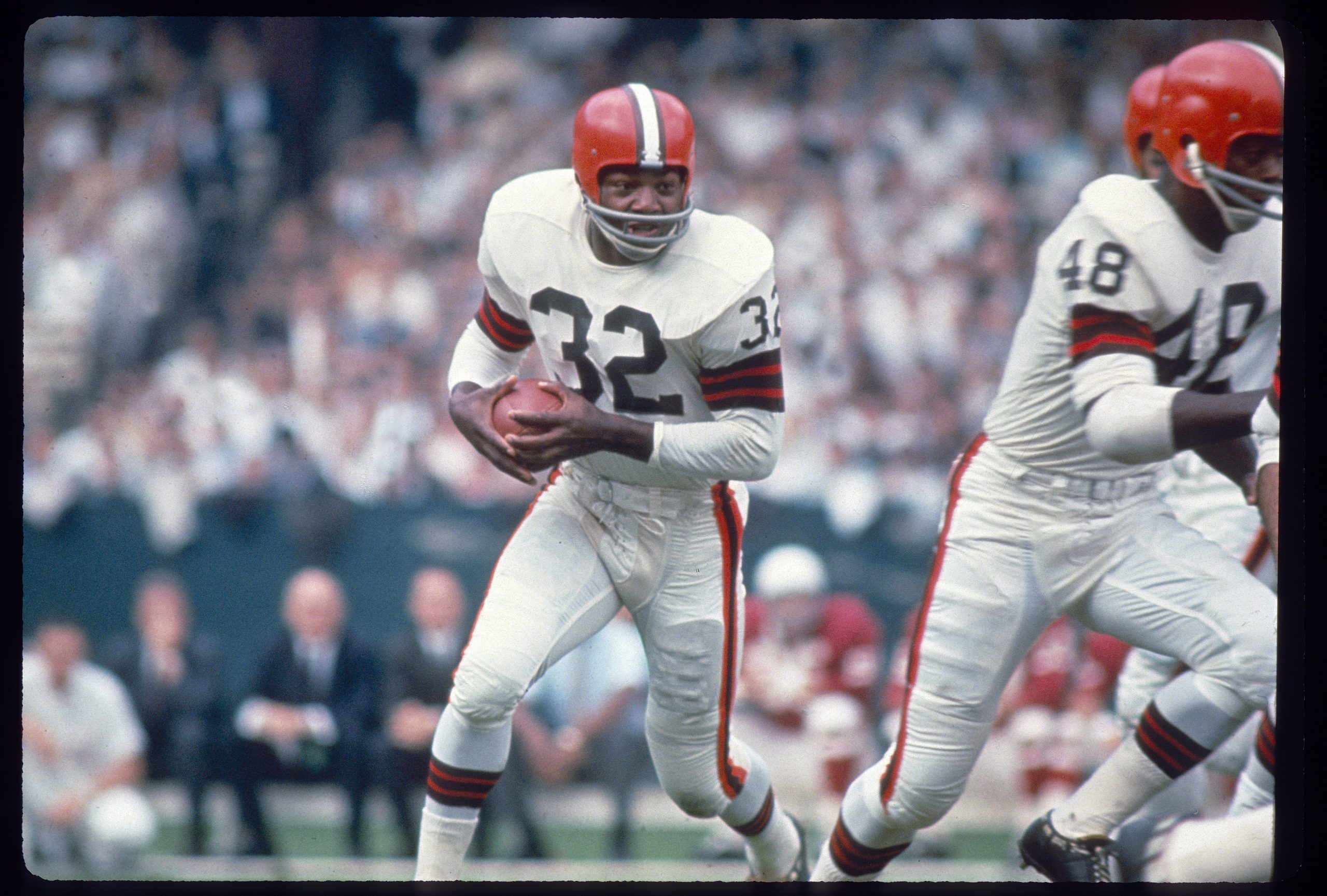 Jim Brown #32 of the Cleveland Browns carries the ball in a late circa 1950's NFL football game. Br...