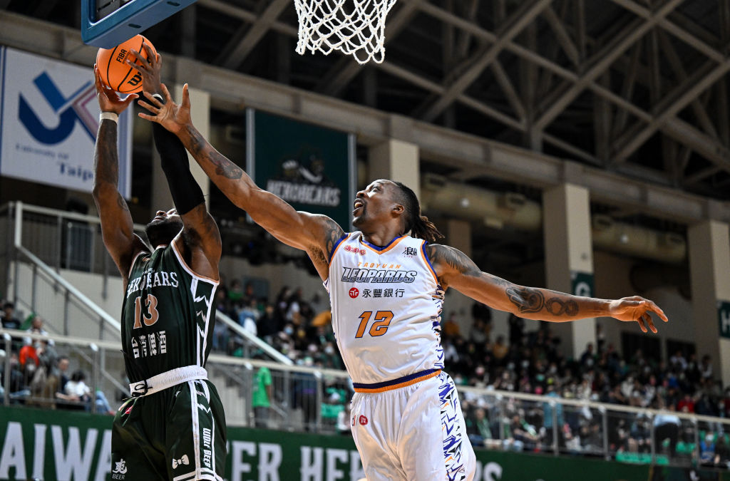 TAIPEI, TAIWAN - FEBRUARY 19: Center Dwight Howard (R) #12 of the Taoyuan Leopards fights for baske...