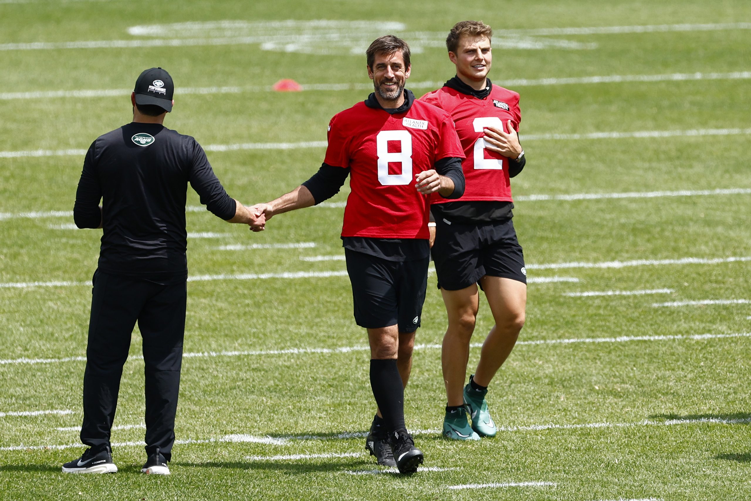 FLORHAM PARK, NEW JERSEY - JUNE 9: Quarterbacks Aaron Rodgers #8 and Zach Wilson #2 of the New York...