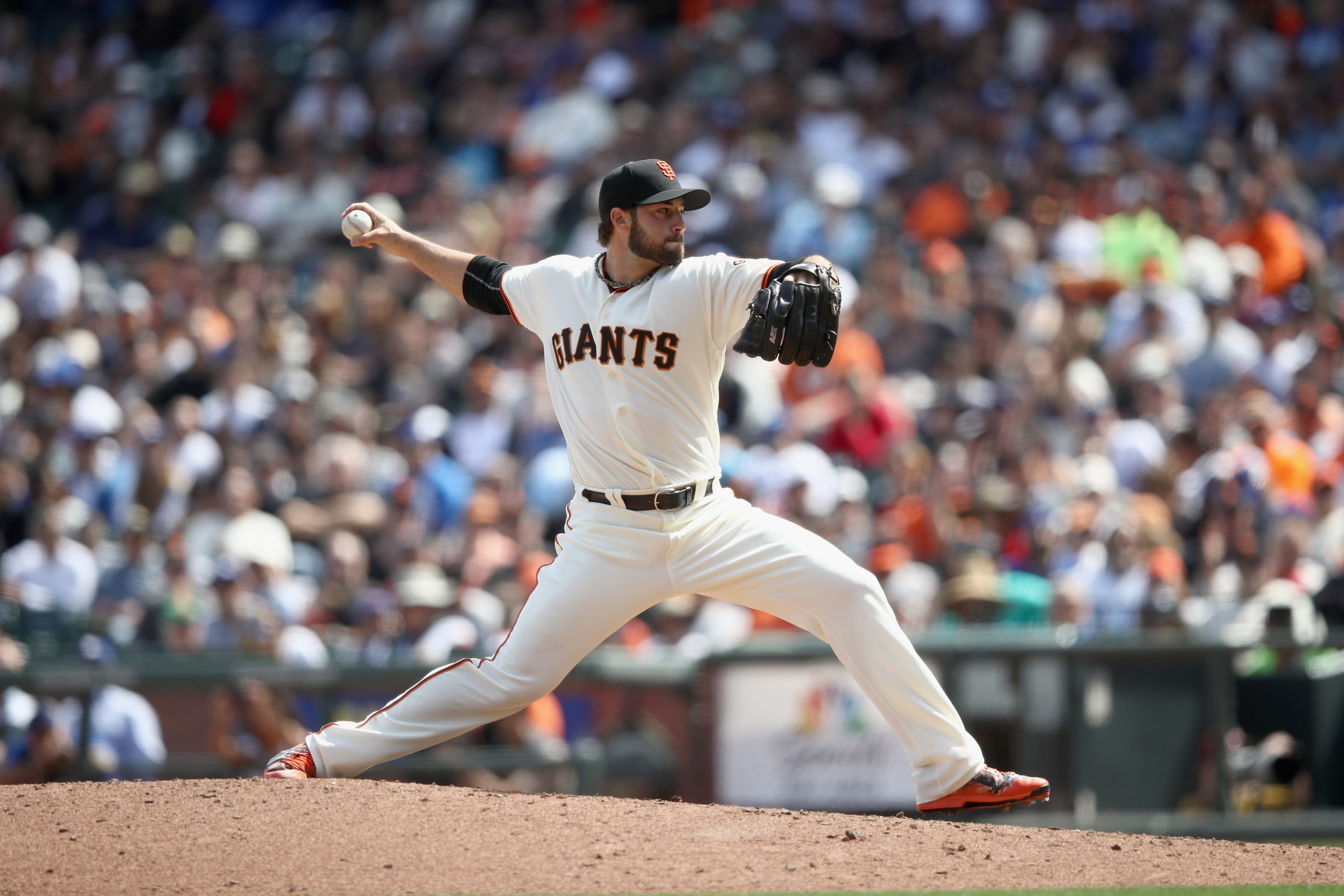 George Kontos #70 of the San Francisco Giants pitches against the Los Angeles Dodgers at AT&T P...