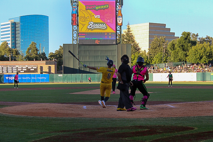 Hunter Pence takes a swing during a game with the Savanah Bananas....
