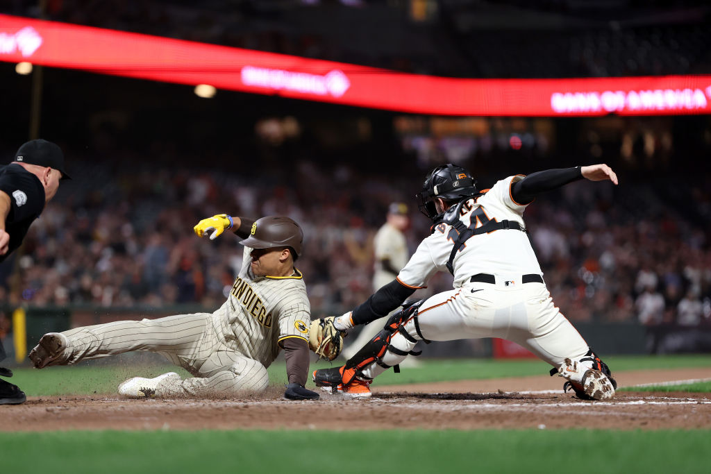 SAN FRANCISCO, CALIFORNIA - SEPTEMBER 25: Juan Soto #22 of the San Diego Padres is tagged out by Pa...