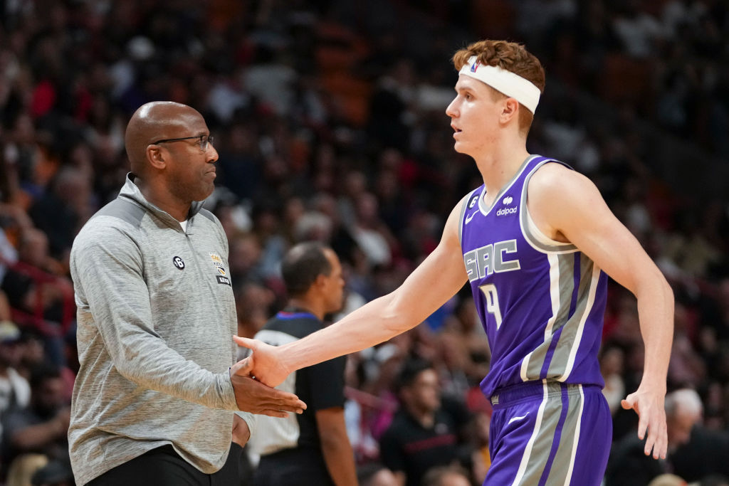 MIAMI, FL - NOVEMBER 02: Head coach Mike Brown of the Sacramento Kings slaps hands with Kevin Huert...