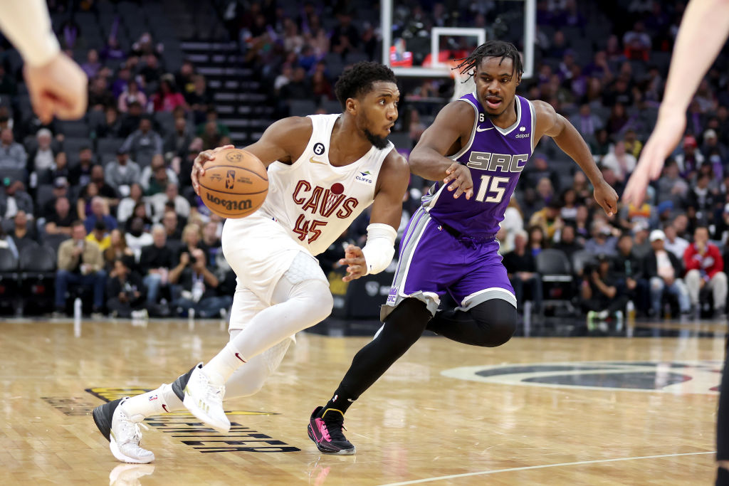 SACRAMENTO, CALIFORNIA - NOVEMBER 09: Donovan Mitchell #45 of the Cleveland Cavaliers is guarded by...