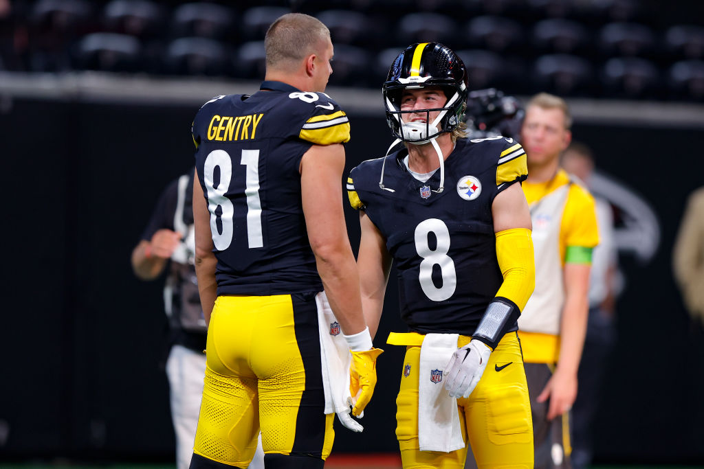 Kenny Pickett #8 speaks with Zach Gentry #81 of the Pittsburgh Steelers prior to a preseason game a...