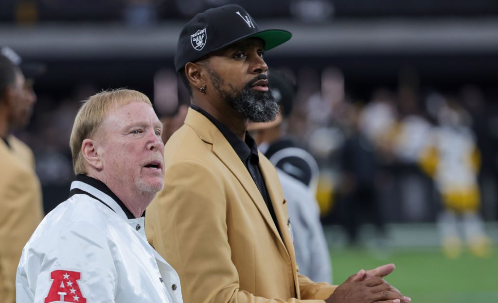 Owner and managing general partner Mark Davis (L) of the Las Vegas Raiders and Pro Football Hall of...