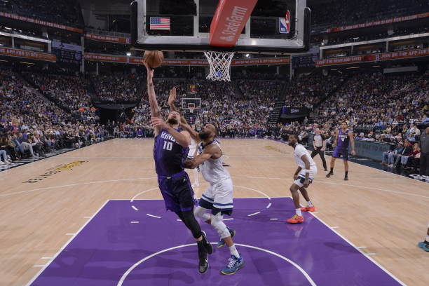 SACRAMENTO, CA - DECEMBER 23: Domantas Sabonis #10 of the Sacramento Kings drives to the basket dur...