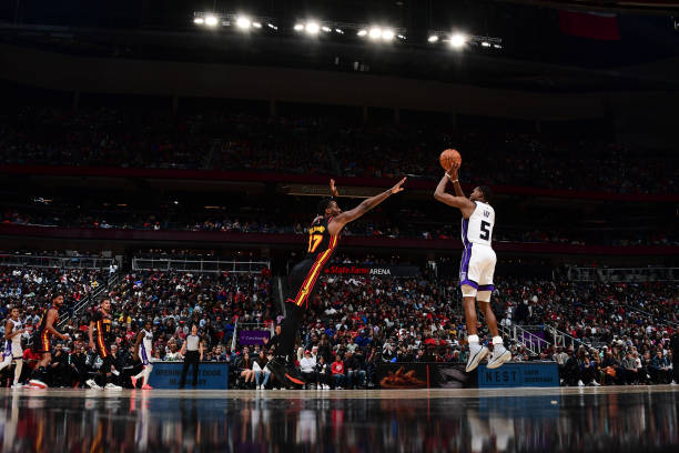 ATLANTA, GA - DECEMBER 29: De'Aaron Fox #5 of the Sacramento Kings shoots a three point basket duri...