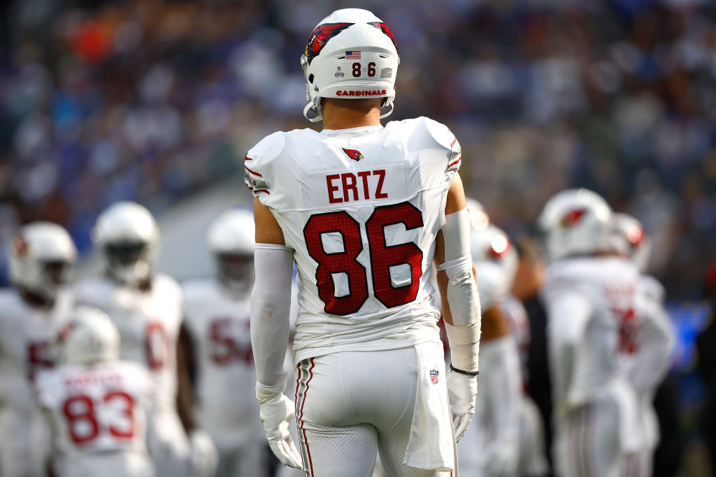 Zach Ertz #86 of the Arizona Cardinals at SoFi Stadium on October 15, 2023 in Inglewood, California...