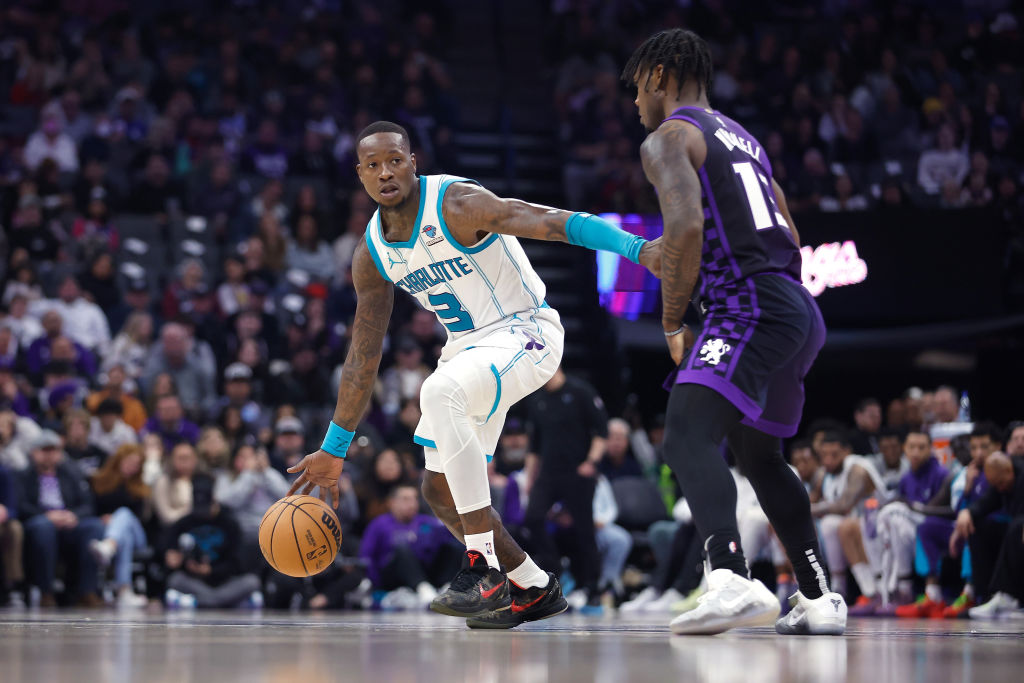 SACRAMENTO, CALIFORNIA - JANUARY 02: Terry Rozier #3 of the Charlotte Hornets is guarded by Davion ...
