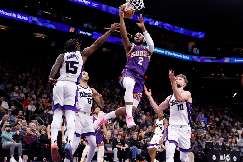 PHOENIX, ARIZONA - FEBRUARY 13: Josh Okogie #2 of the Phoenix Suns drives to the basket against Dav...