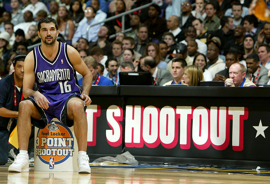 Predrag "Peja" Stojakovic #16 of the Sacramento Kings waits for his second turn during the Foot Loc...