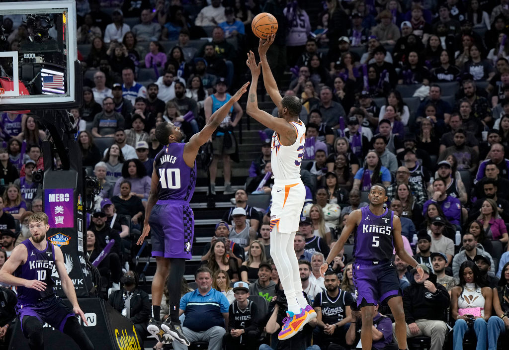 Kevin Durant #35 of the Phoenix Suns shoots over Harrison Barnes #40 of the Sacramento Kings during...