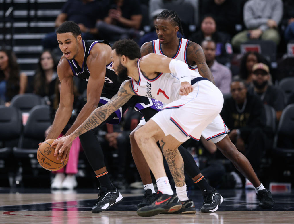 INGLEWOOD, CALIFORNIA - OCTOBER 17: Keegan Murray #13 of the Sacramento Kings is defended by Amir C...