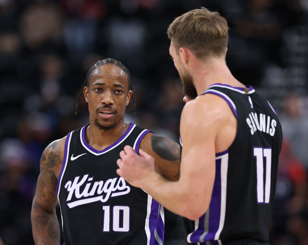 INGLEWOOD, CALIFORNIA - OCTOBER 17: DeMar DeRozan #10 of the Sacramento Kings talks with Domantas S...