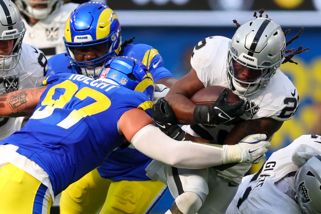 INGLEWOOD, CALIFORNIA - OCTOBER 20: Alexander Mattison #22 of the Las Vegas Raiders runs the ball a...