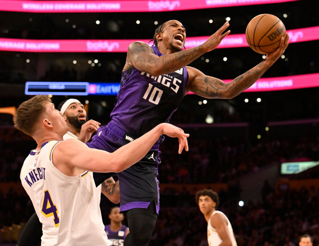 LOS ANGELES, CALIFORNIA - OCTOBER 26: DeMar DeRozan #10 of the Sacramento Kings gets past Anthony D...