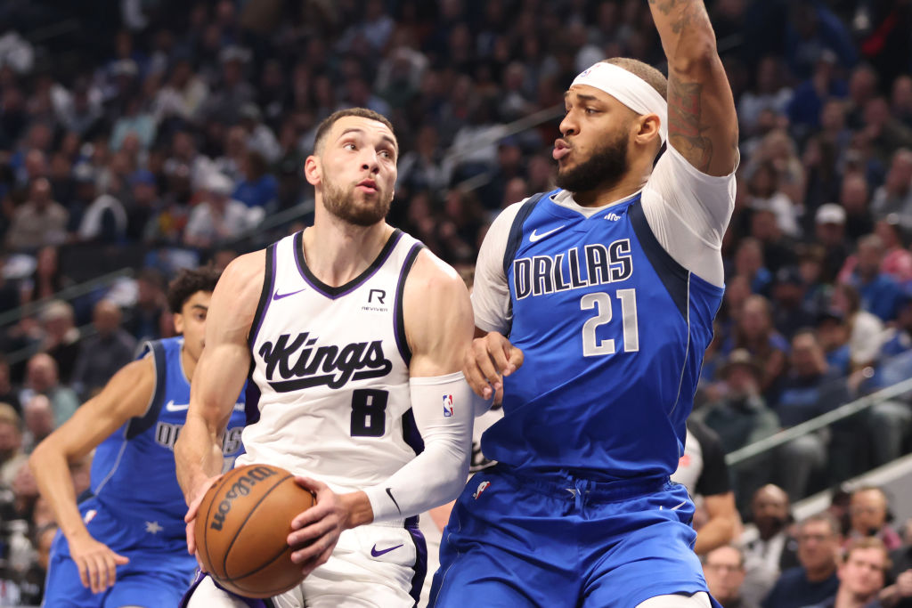 DALLAS, TEXAS - FEBRUARY 10: Mason Jones #8 of the Sacramento Kings drives to the basket against Da...