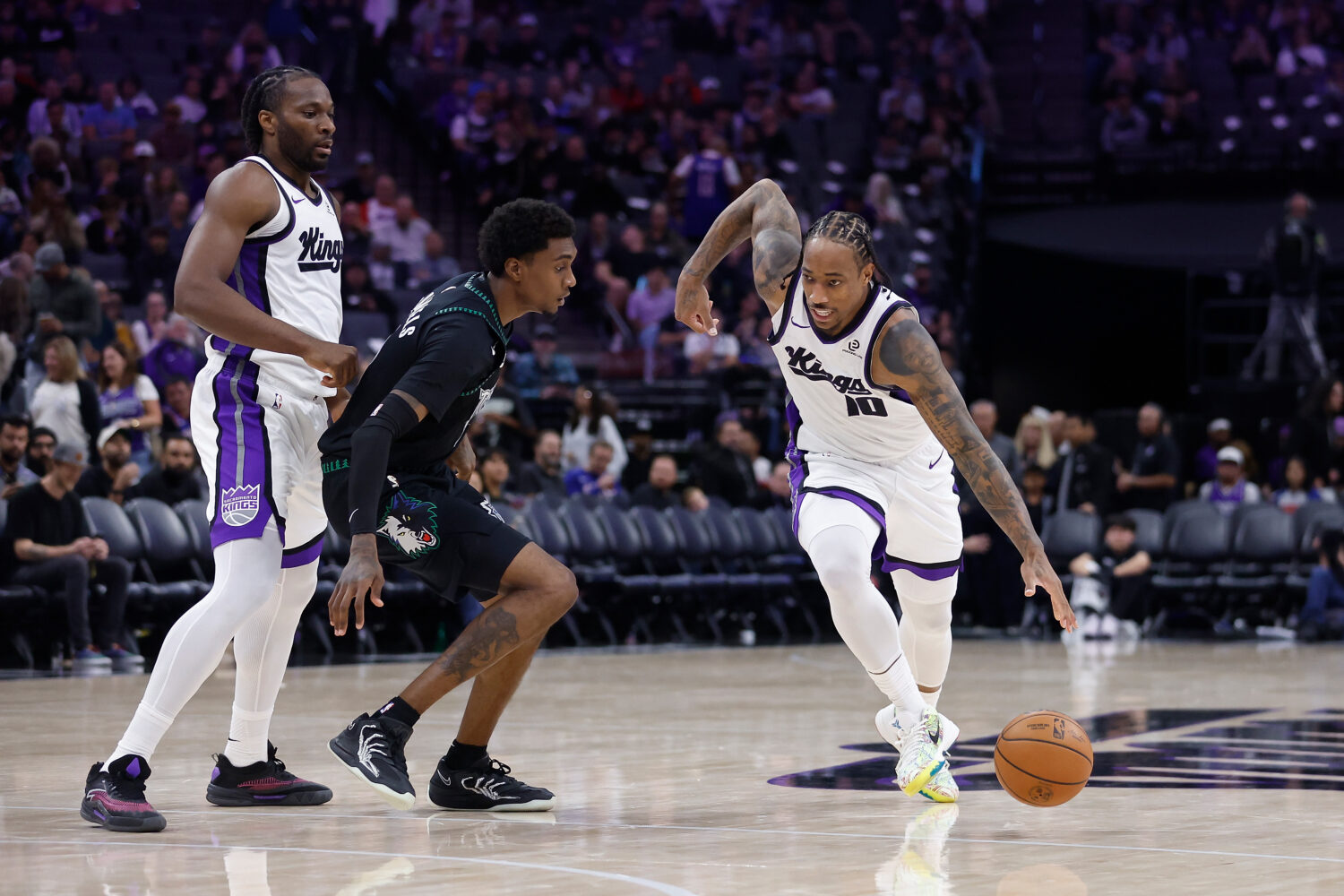 SACRAMENTO, CALIFORNIA - NOVEMBER 09: DeMar DeRozan #10 of the Sacramento Kings drives to the baske...
