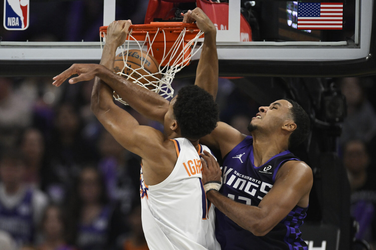 SACRAMENTO, CALIFORNIA - NOVEMBER 26: Oso Ighodaro #11 of the Phoenix Suns dunks against Keegan Mur...