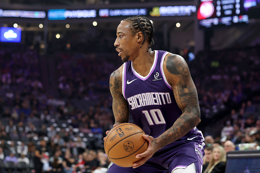 SACRAMENTO, CALIFORNIA - NOVEMBER 12: DeMar DeRozan #10 of the Sacramento Kings shoots the ball aga...