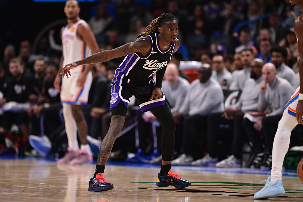 OKLAHOMA CITY, OKLAHOMA - OCTOBER 28: Keon Ellis #23 of the Sacramento Kings prepares to play defen...