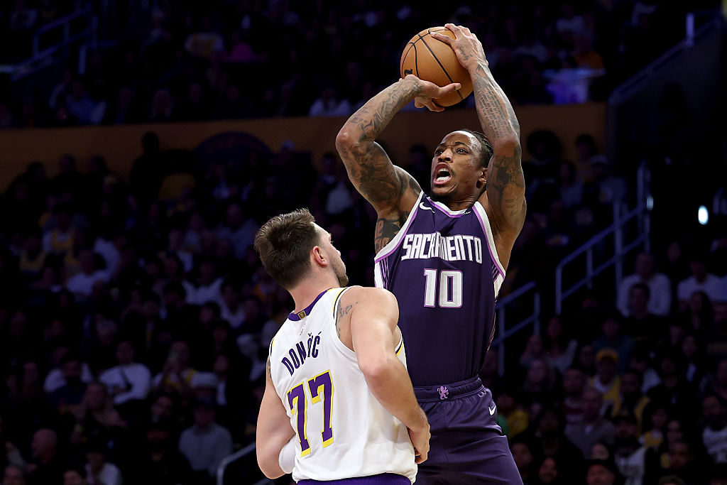 LOS ANGELES, CALIFORNIA - DECEMBER 28: Demar Derozan #10 of the Sacramento Kings shoots the ball ag...