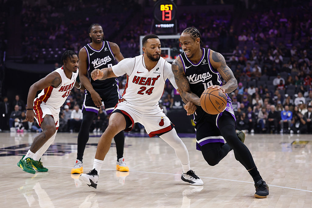 SACRAMENTO, CALIFORNIA - JANUARY 20: DeMar DeRozan #10 of the Sacramento Kings drives to the basket...
