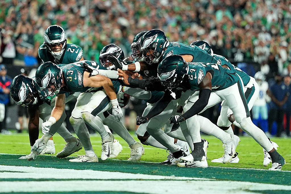 PHILADELPHIA, PENNSYLVANIA - SEPTEMBER 04: Quinyon Mitchell #27 of the Philadelphia Eagles celebrat...