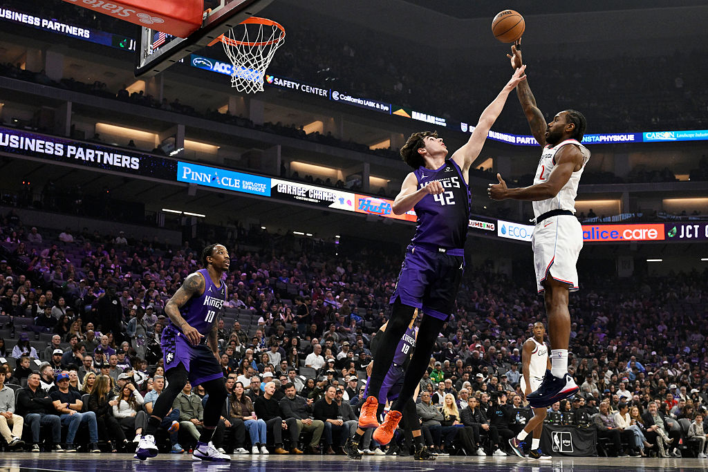 SACRAMENTO, CALIFORNIA - FEBRUARY 06: Kawhi Leonard #2 of the Los Angeles Clippers shoots against M...