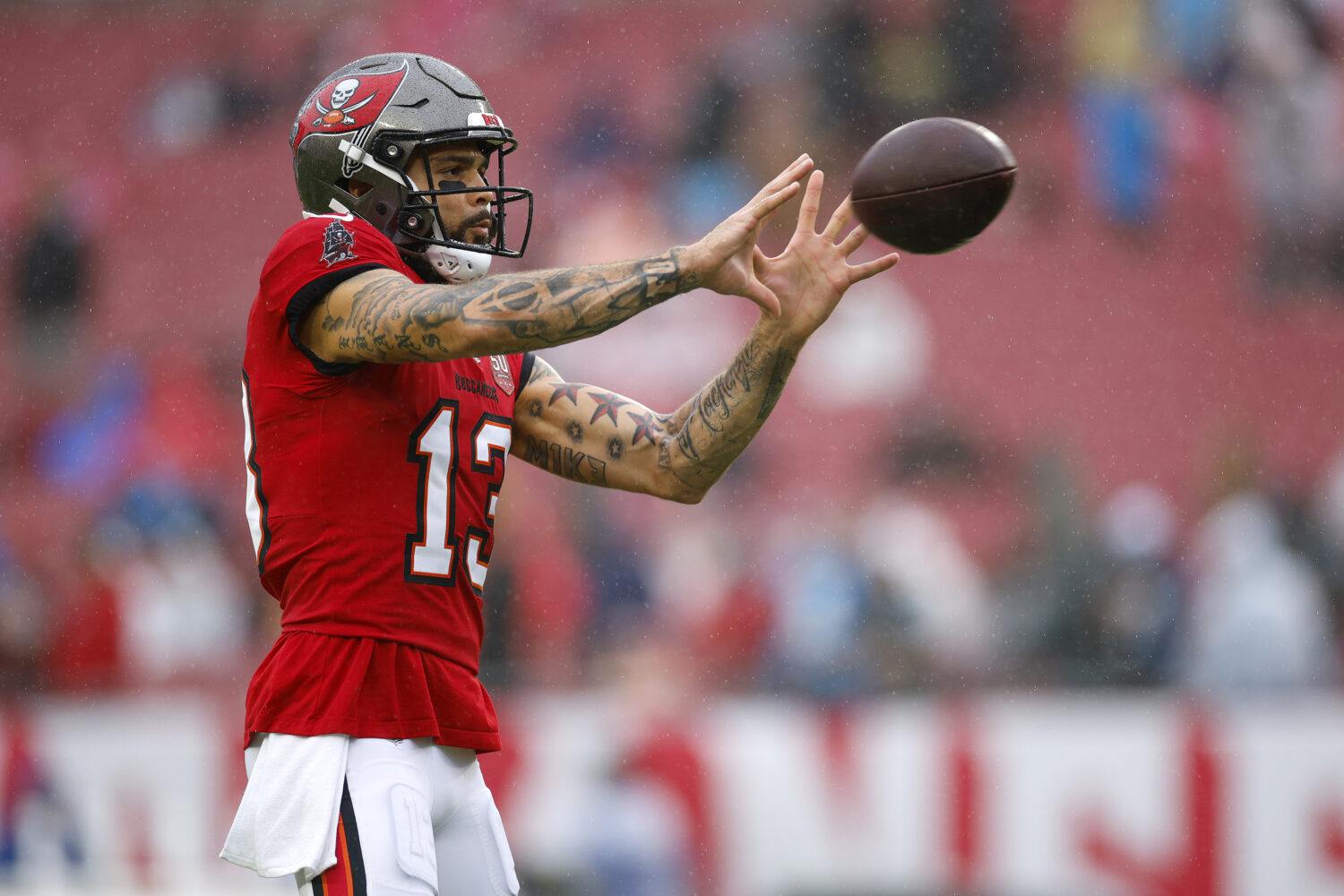 TAMPA, FLORIDA - JANUARY 03: Mike Evans #13 of the Tampa Bay Buccaneers warms up prior to the game ...