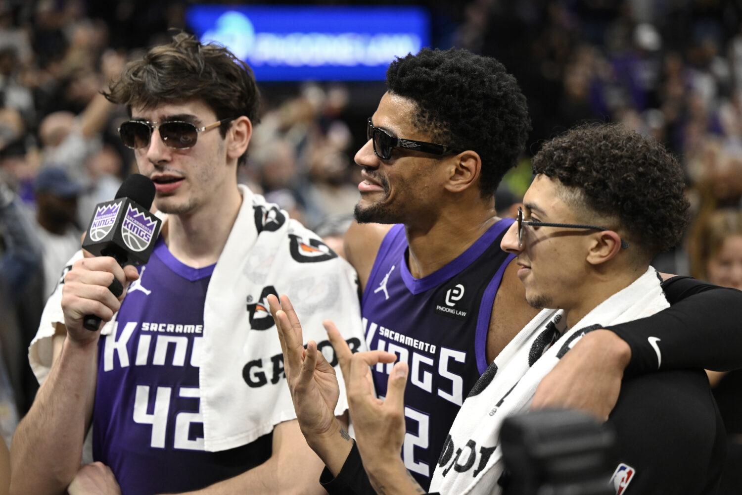 SACRAMENTO, CALIFORNIA - JANUARY 16: Maxime Raynaud #42 of the Sacramento Kings, Dylan Cardwell #32...